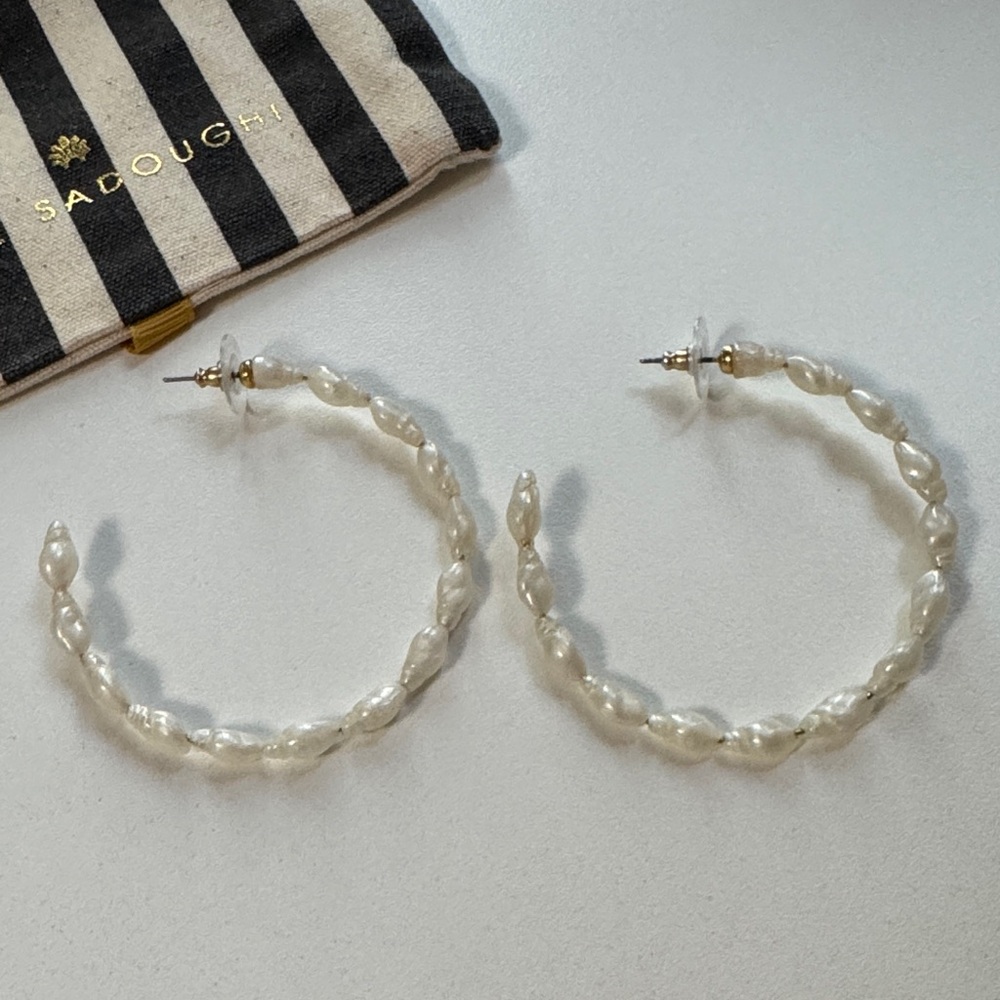 Lele Sadoughi beaded conch ‘Pearl’ Hoop Earrings